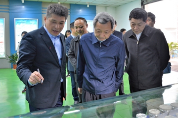 河南省信阳市委书记、市长尚向阳一行莅临j9游戏集团调研参观
